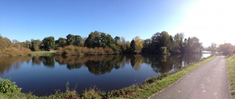 Path running alongside La Vilaine river